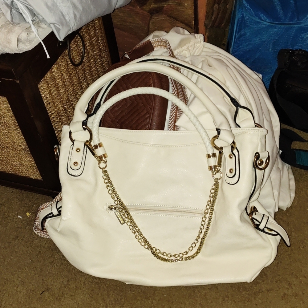 Imoshion Gray Shoulder Bag with Slouchy Shape and Gold Chain Detail
